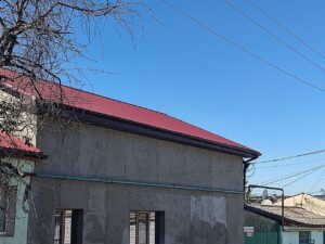 Скат кровли из красного профнастила. Евпатория